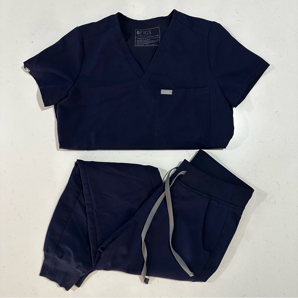 FIGS Scrub Set Catarina One Pocket Top & Zamora Joggers - Size XS - Picture 6 of 14